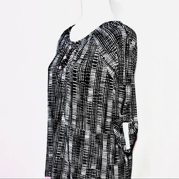 Adrienne Vittadini Black & White Button Sleeve Top - Picture 4 of 5